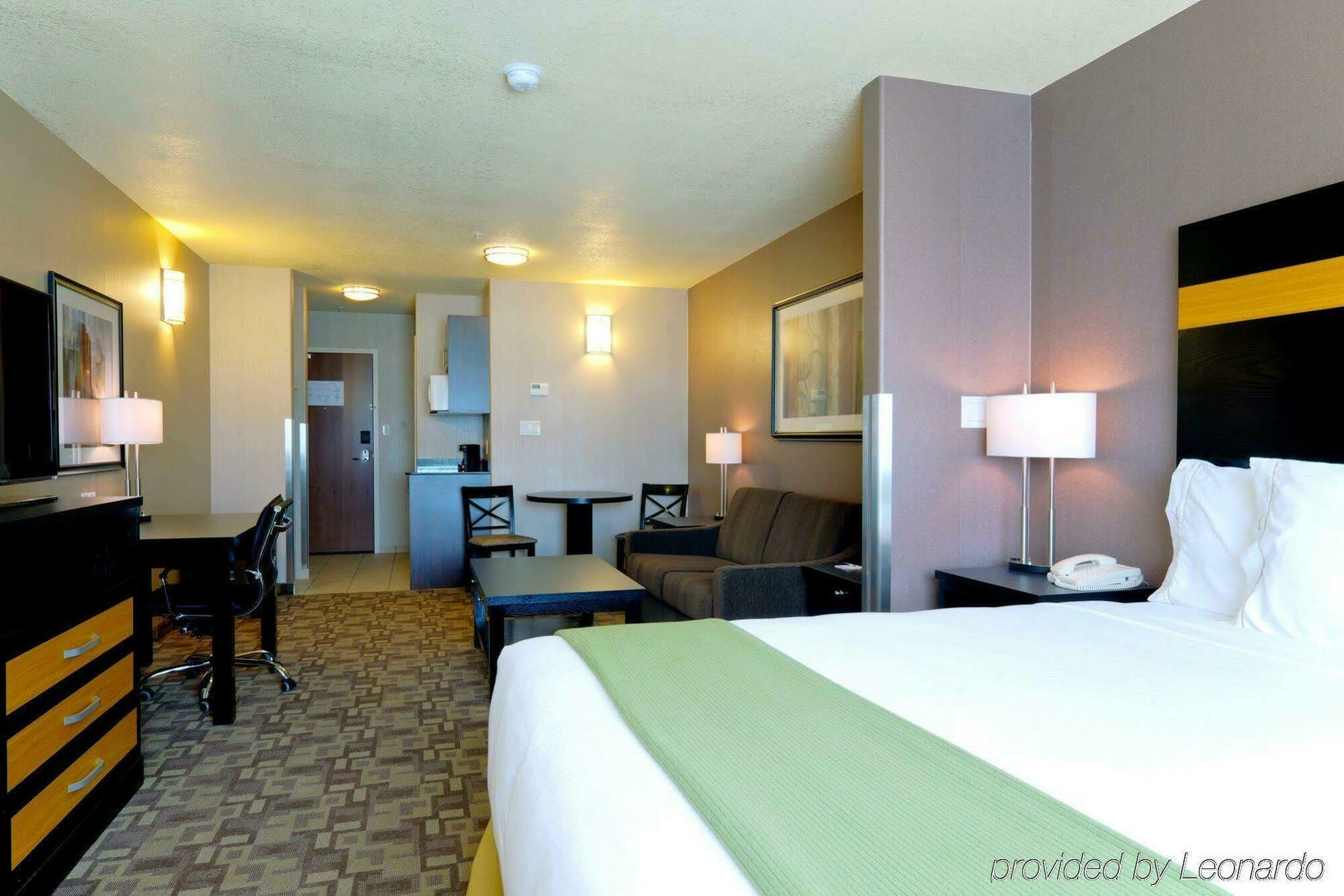 Holiday Inn Express And Suites Dawson Creek, An Ihg Hotel Room photo